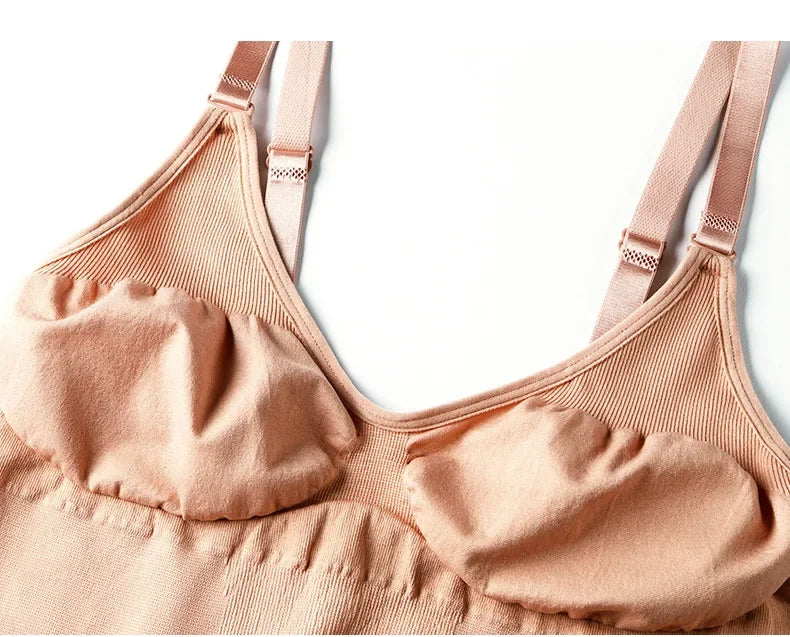 Cose-up van de zachte, naadloze buste en verstelbare bandjes van de nude corrigerende body.