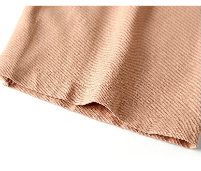 beige dames detail van de naadloze rand van een shapewear body, huidkleurige opkruipen te voorkomen